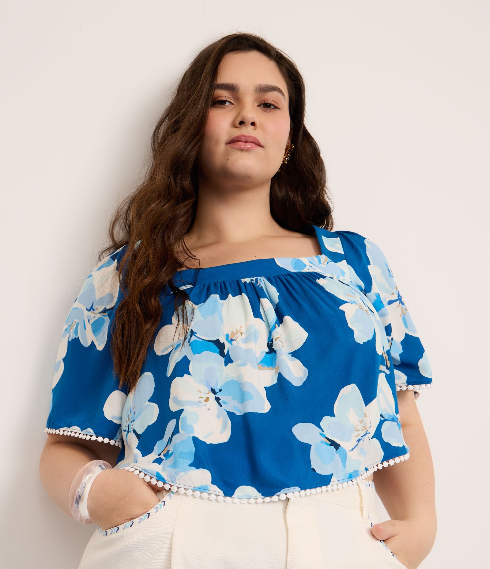 Blusa em Viscose Floral com Manga Evasê e Aviamentos Curve & Plus Size Azul 1
