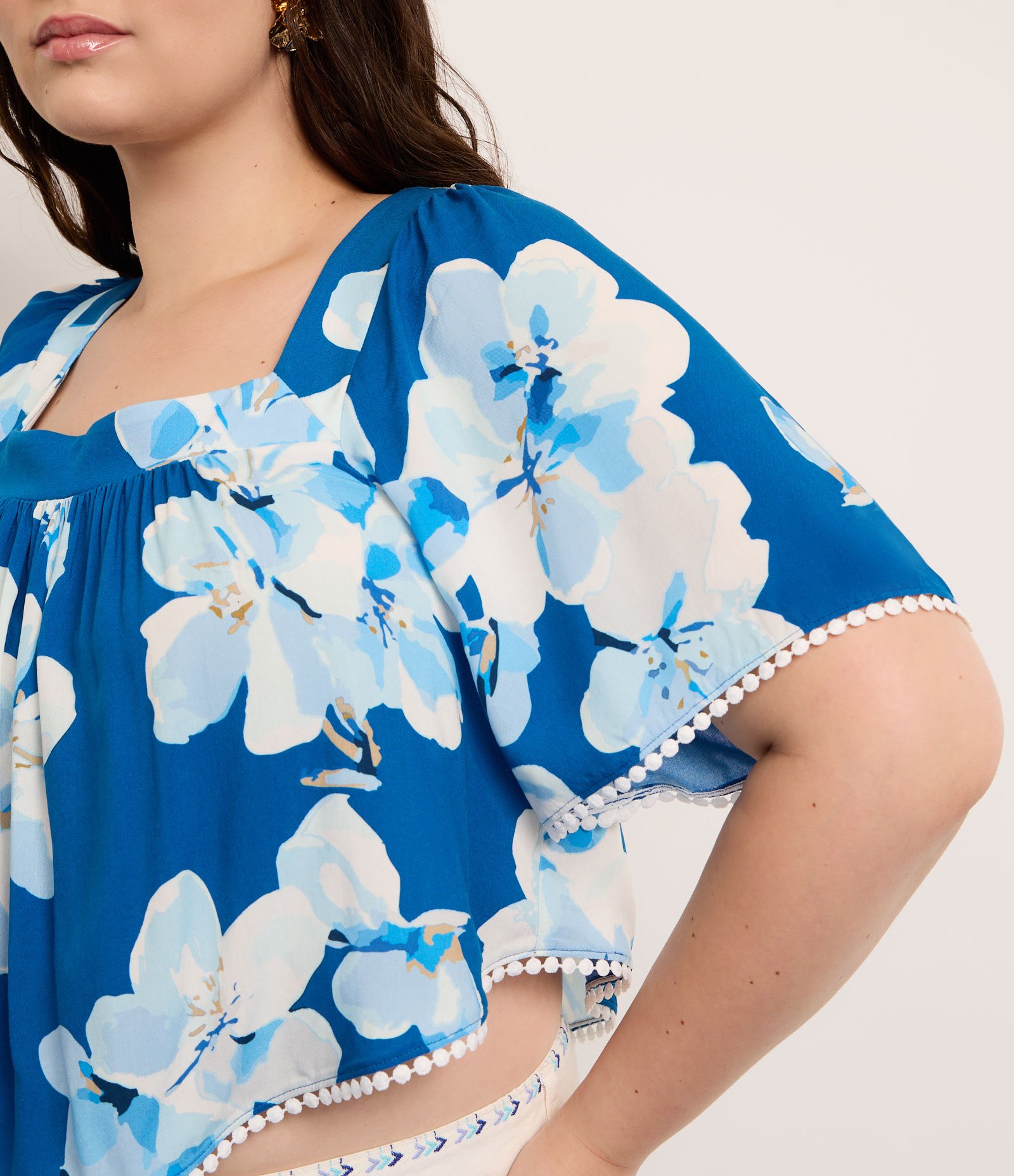 Blusa em Viscose Floral com Manga Evasê e Aviamentos Curve & Plus Size Azul 3