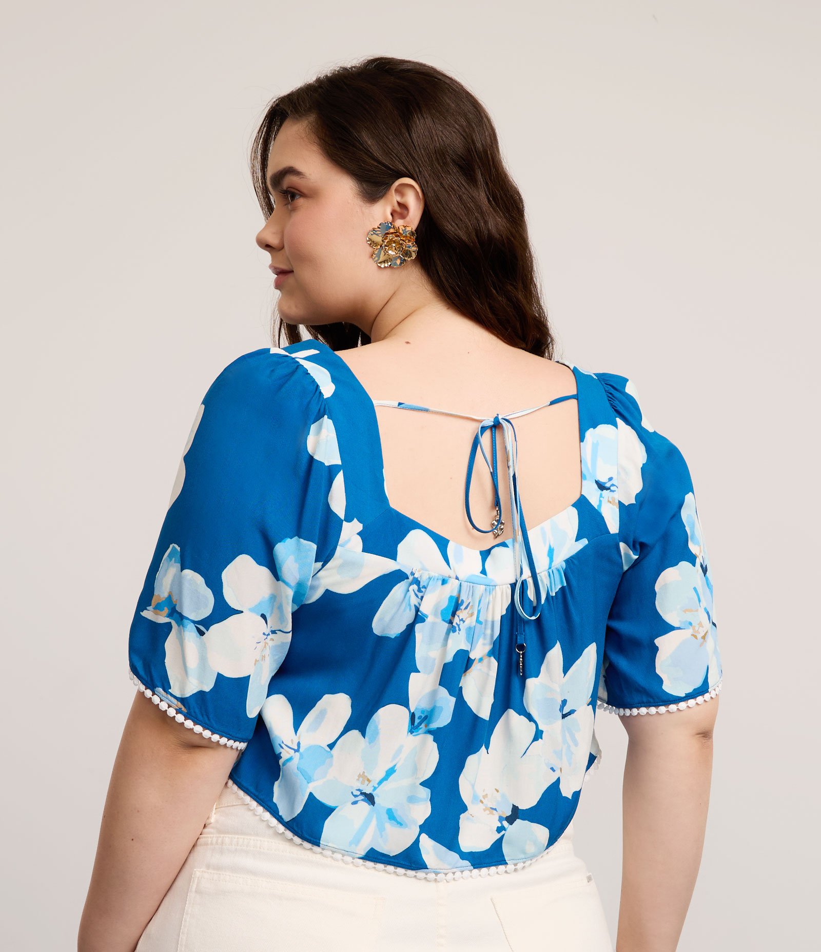 Blusa em Viscose Floral com Manga Evasê e Aviamentos Curve & Plus Size Azul 4