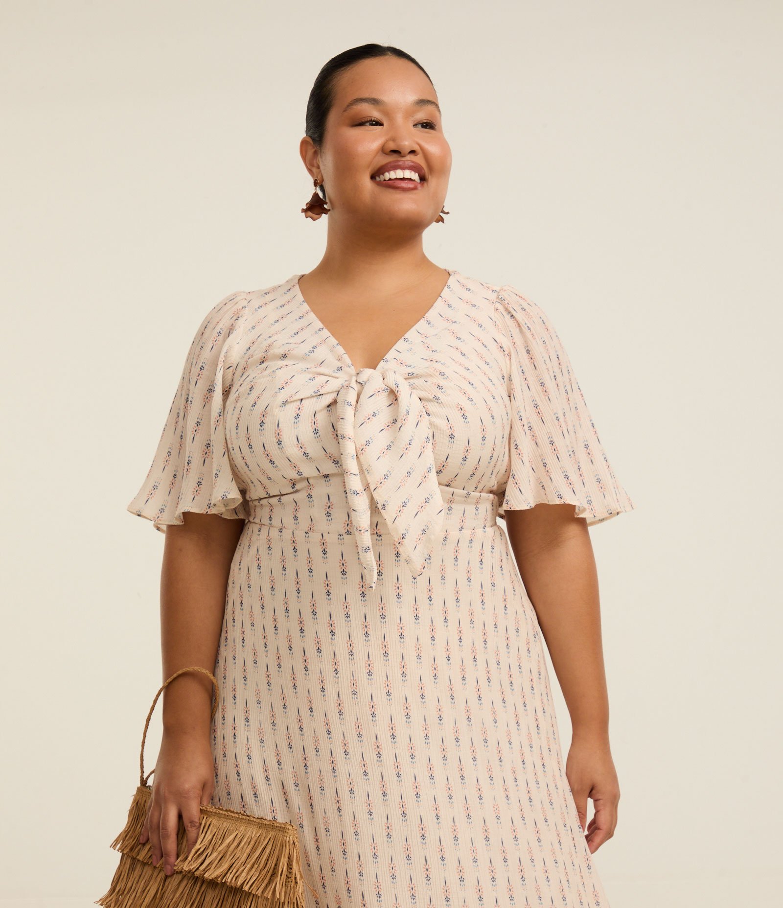 Vestido Longo em Viscose com Amarração e Estampa Étnica Curve & Plus Size Bege 2