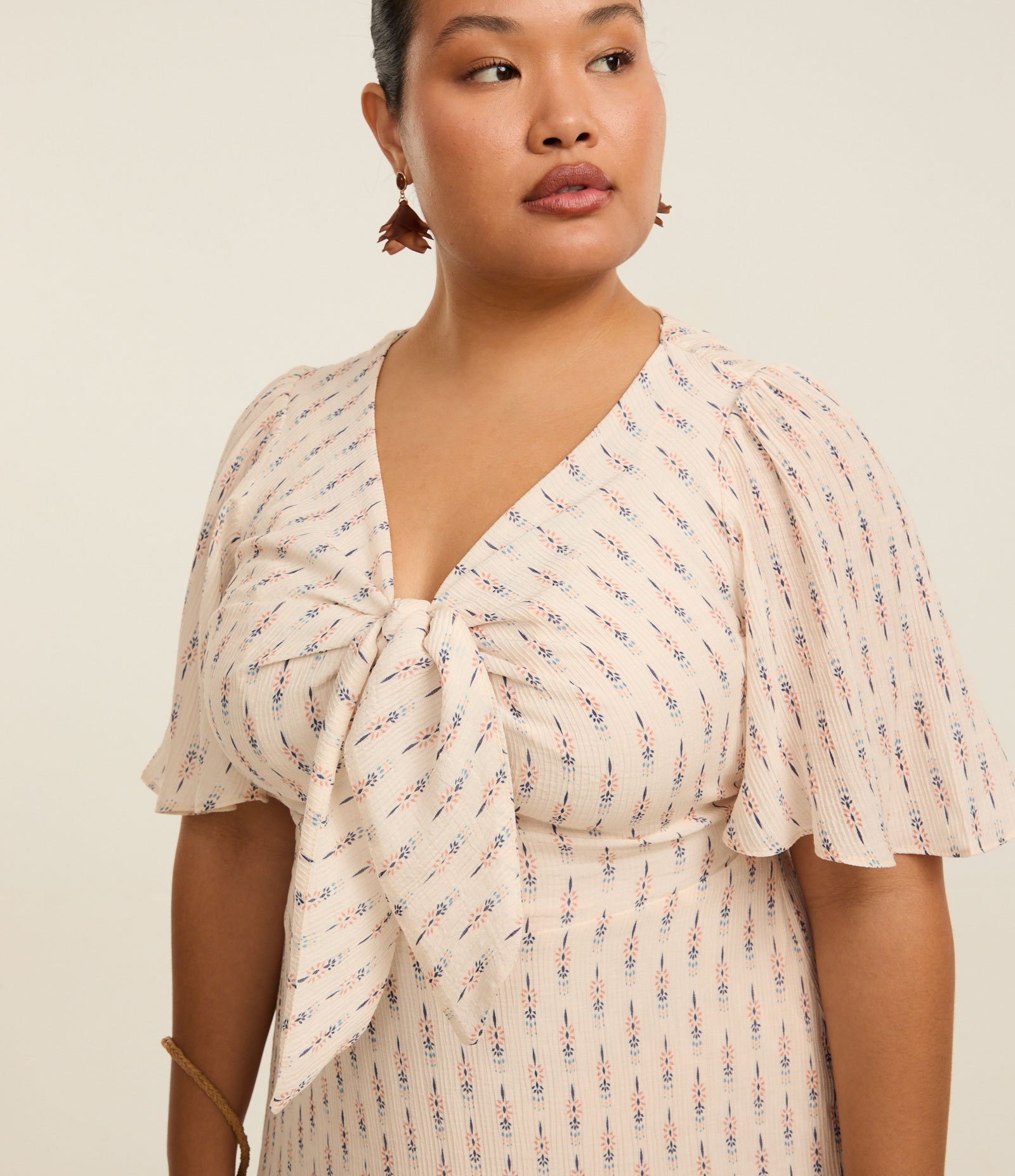 Vestido Longo em Viscose com Amarração e Estampa Étnica Curve & Plus Size Bege 3