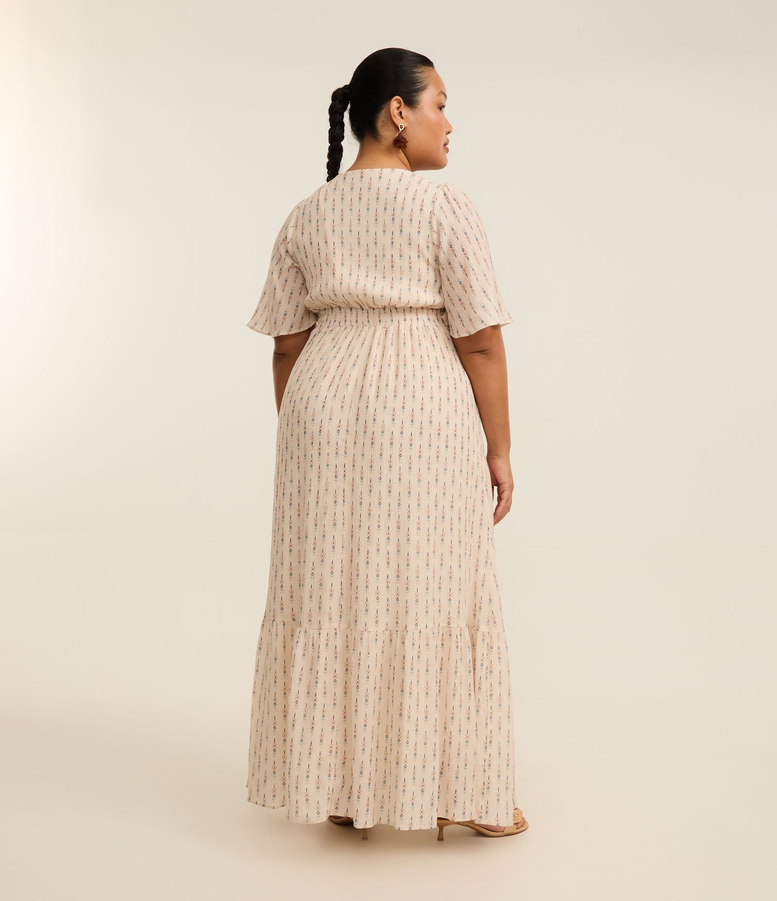 Vestido Longo em Viscose com Amarração e Estampa Étnica Curve & Plus Size Bege 4