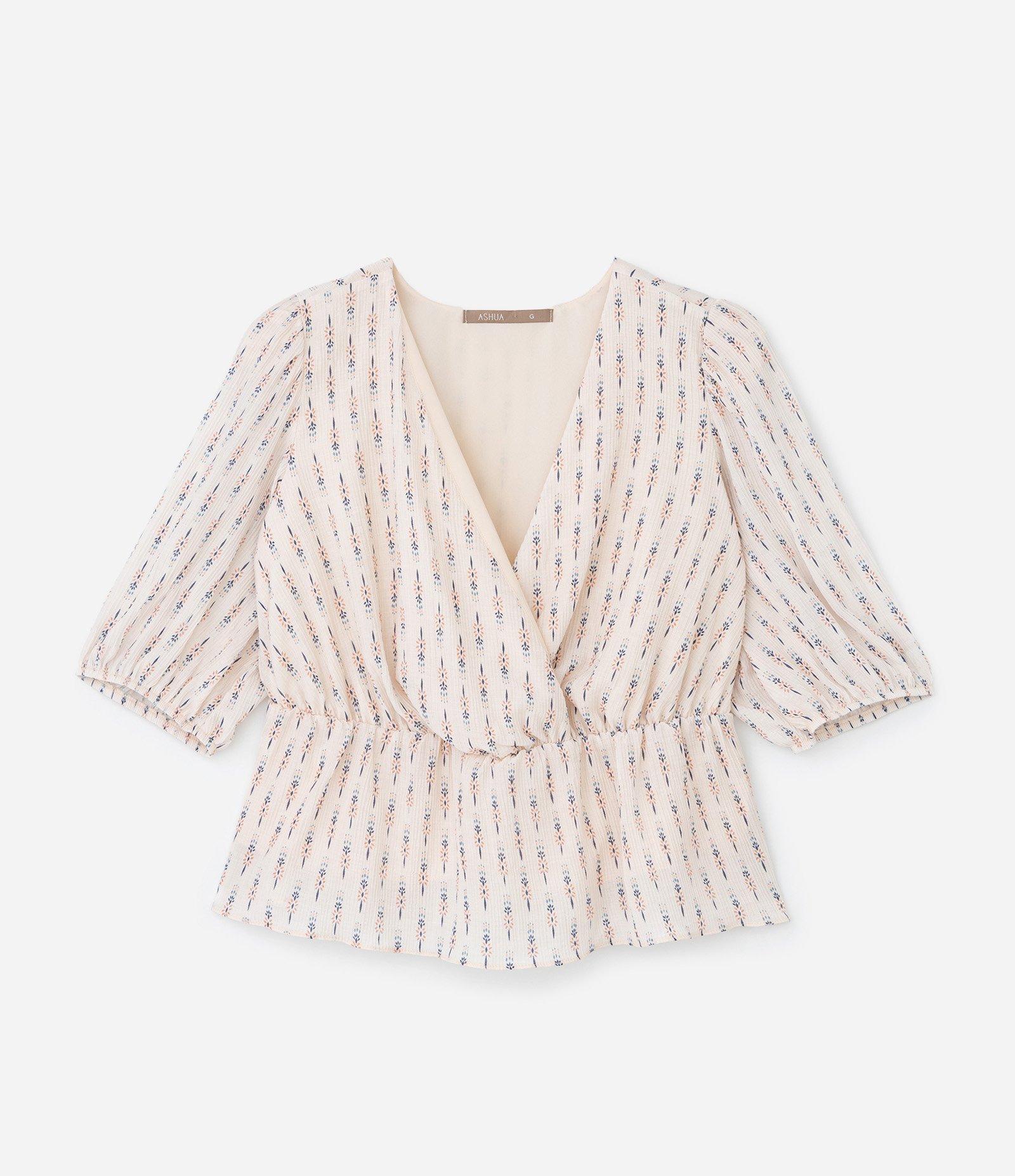 Blusa Maquinetada Transpassada com Estampa Étnica e Manga 3/4 Curve & Plus Size Bege 5