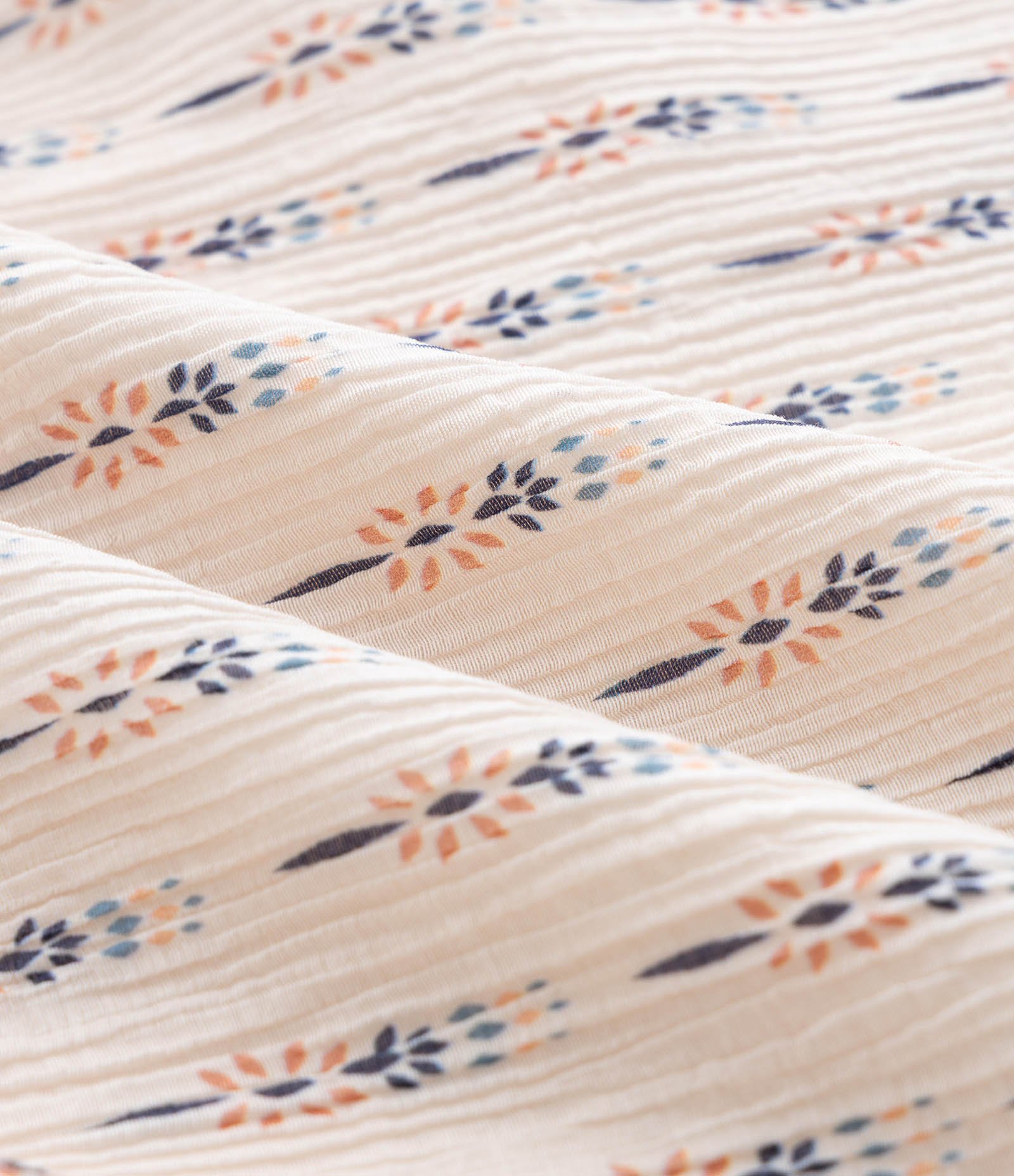 Blusa Maquinetada Transpassada com Estampa Étnica e Manga 3/4 Curve & Plus Size Bege 7