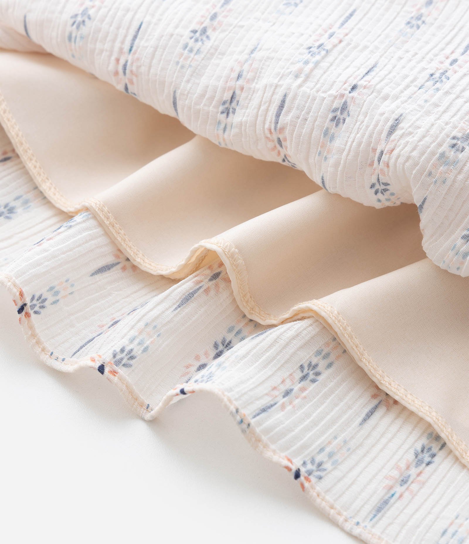 Blusa Maquinetada Transpassada com Estampa Étnica e Manga 3/4 Curve & Plus Size Bege 8