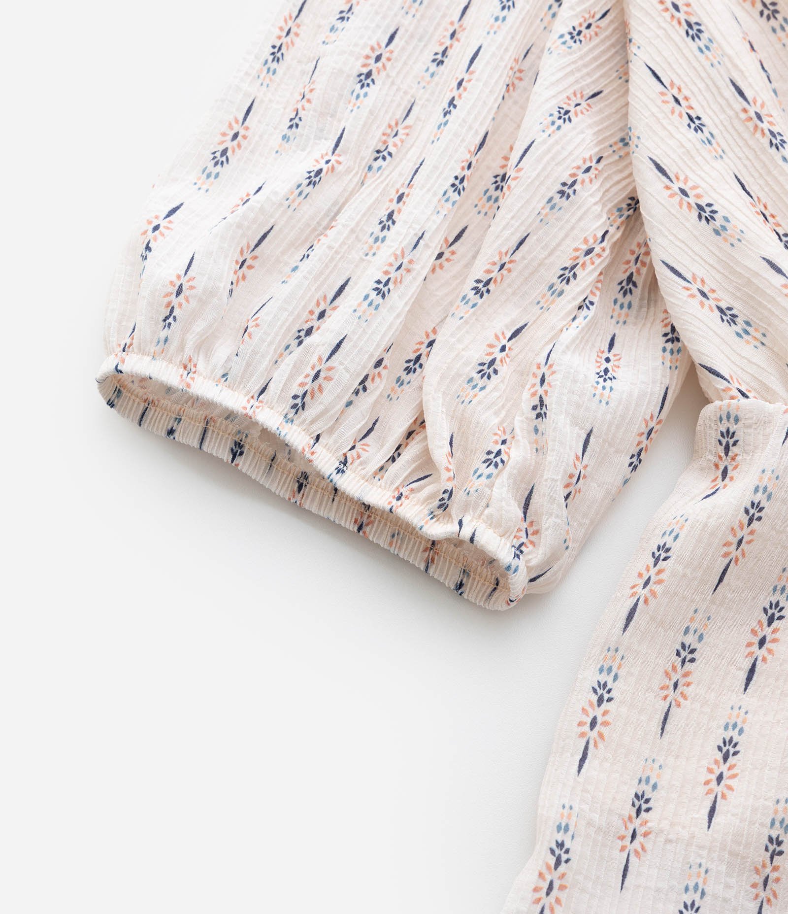 Blusa Maquinetada Transpassada com Estampa Étnica e Manga 3/4 Curve & Plus Size Bege 9