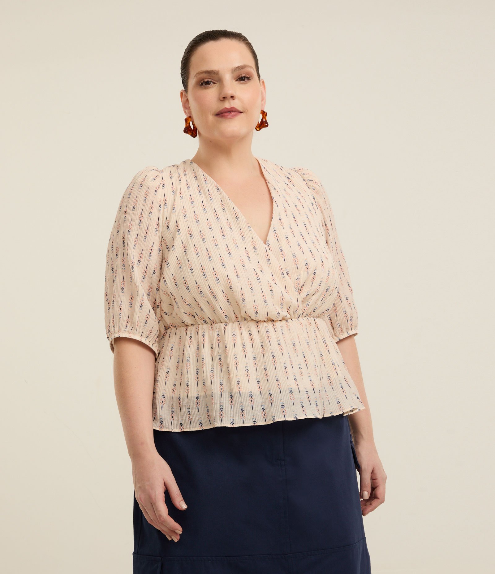 Blusa Maquinetada Transpassada com Estampa Étnica e Manga 3/4 Curve & Plus Size Bege 1