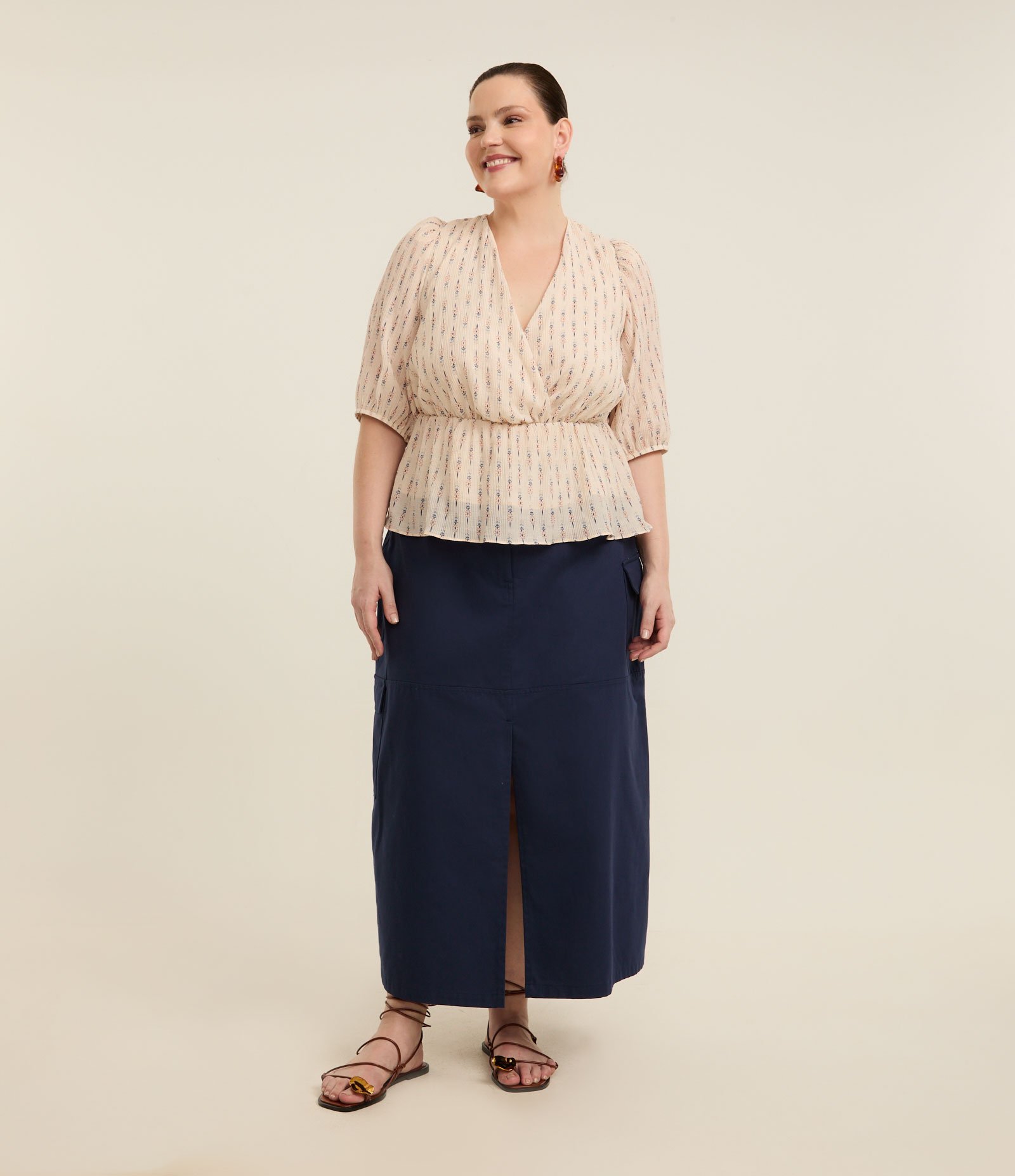 Blusa Maquinetada Transpassada com Estampa Étnica e Manga 3/4 Curve & Plus Size Bege 2