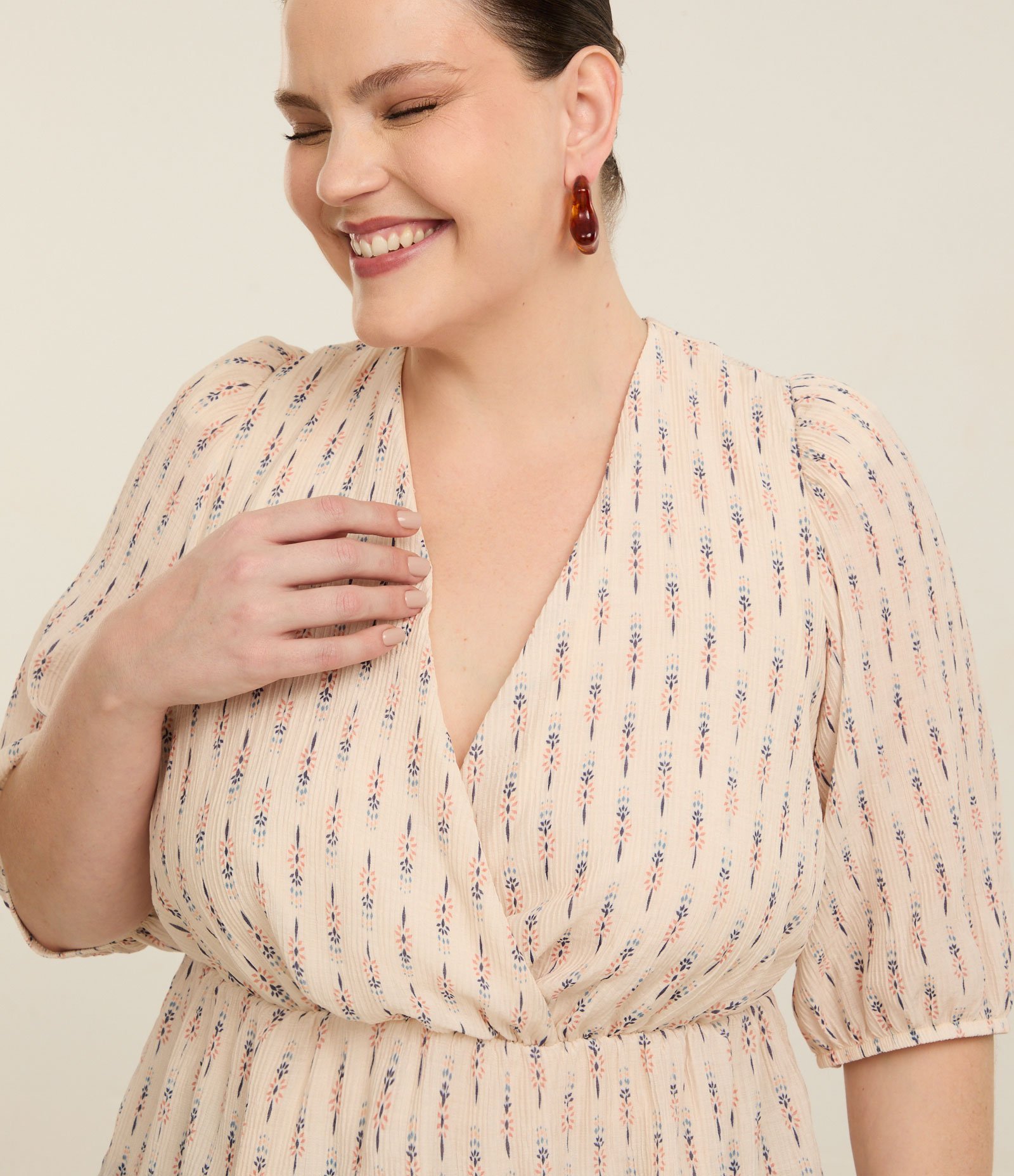 Blusa Maquinetada Transpassada com Estampa Étnica e Manga 3/4 Curve & Plus Size Bege 3