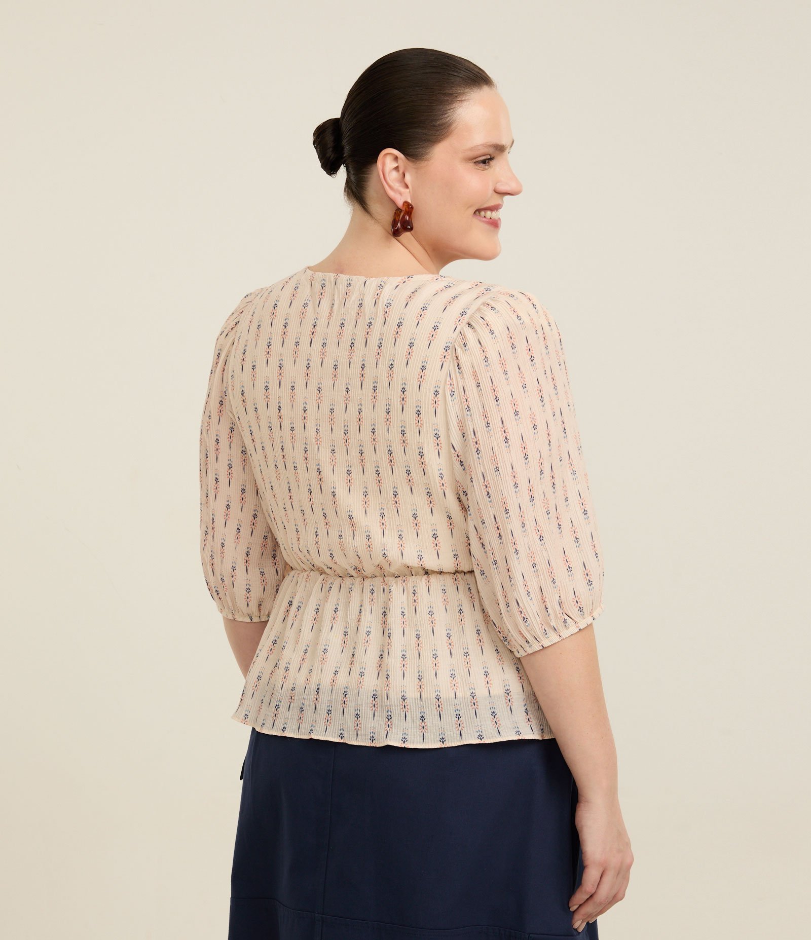 Blusa Maquinetada Transpassada com Estampa Étnica e Manga 3/4 Curve & Plus Size Bege 4