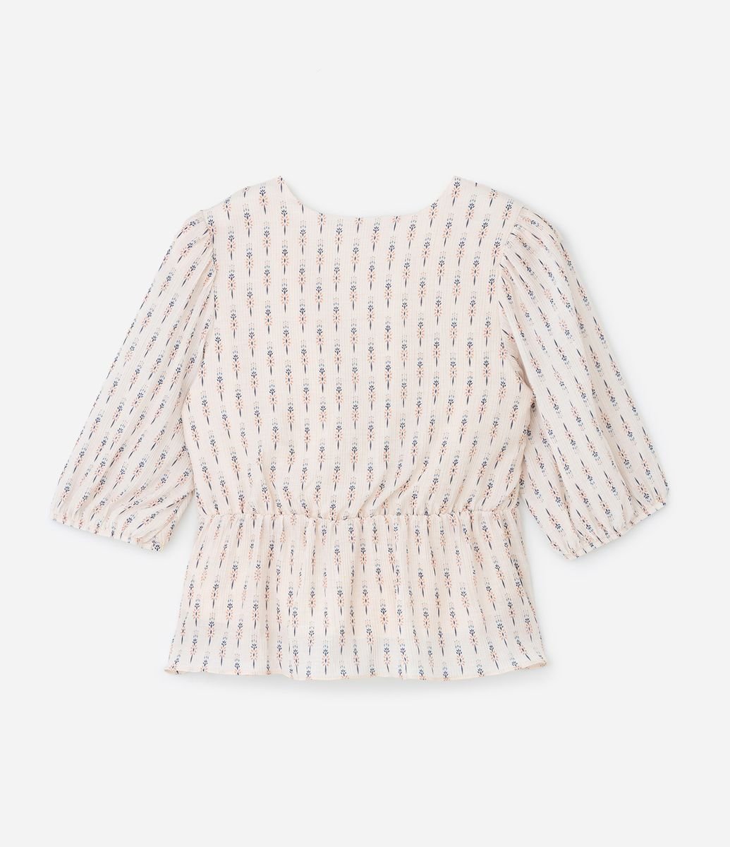 Blusa Maquinetada Transpassada com Estampa Étnica e Manga 3/4