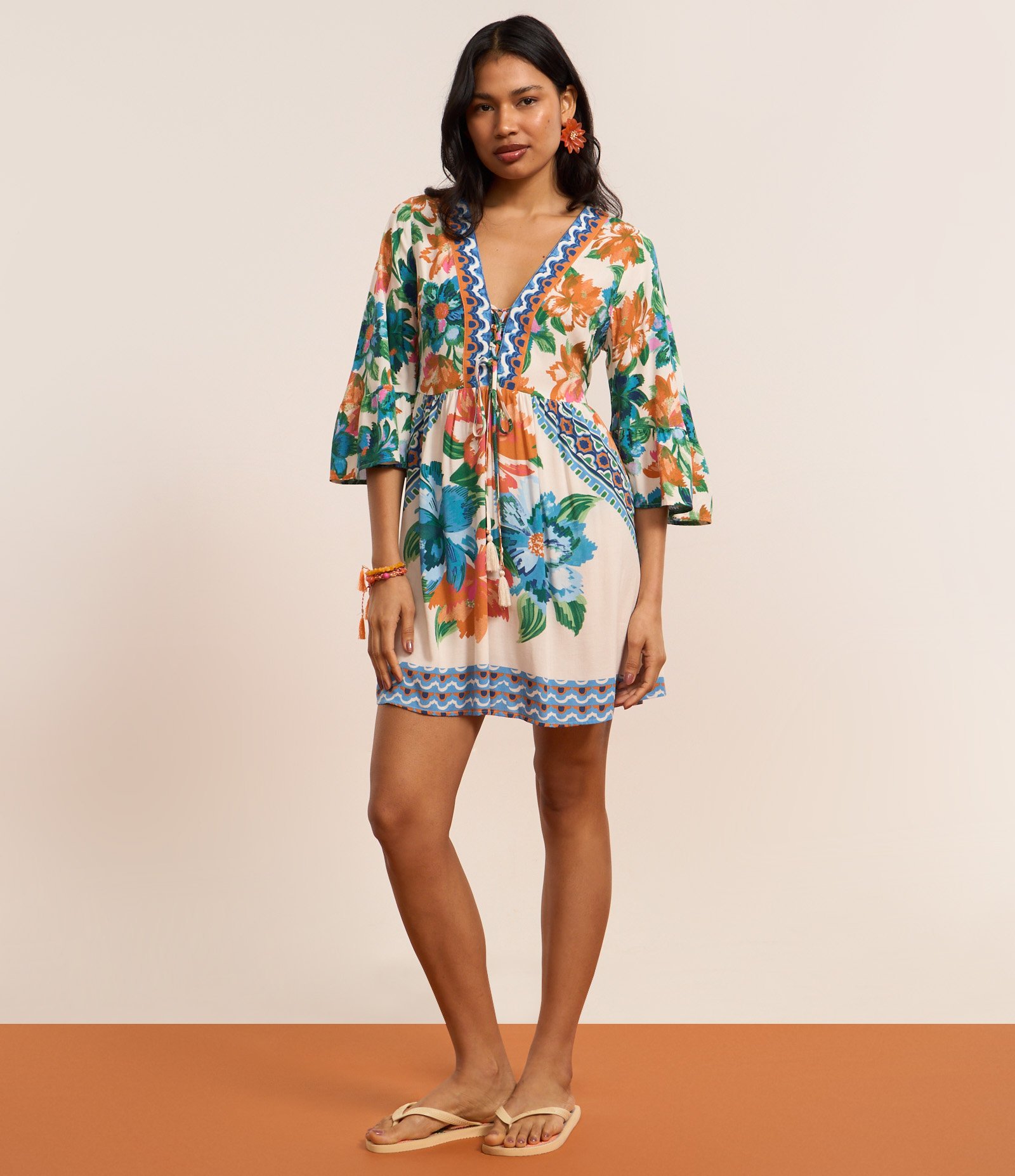 Vestido Curto Bata em Viscose com Estampa Floral e Manga 3/4 Multicores 5