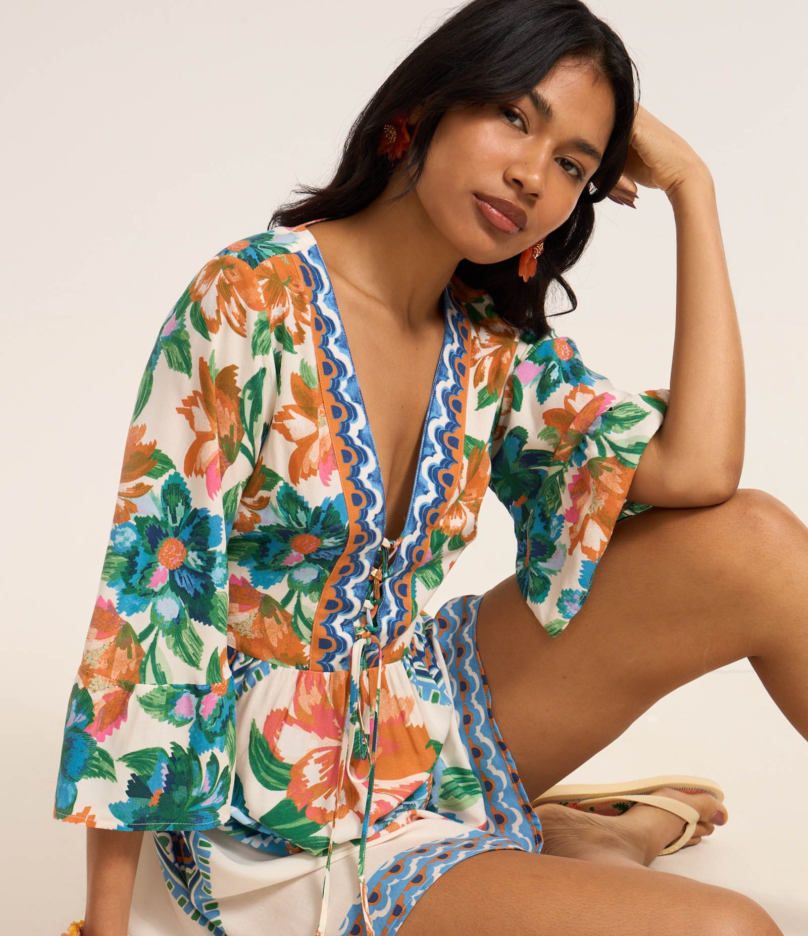 Vestido Curto Bata em Viscose com Estampa Floral e Manga 3/4 Multicores 1