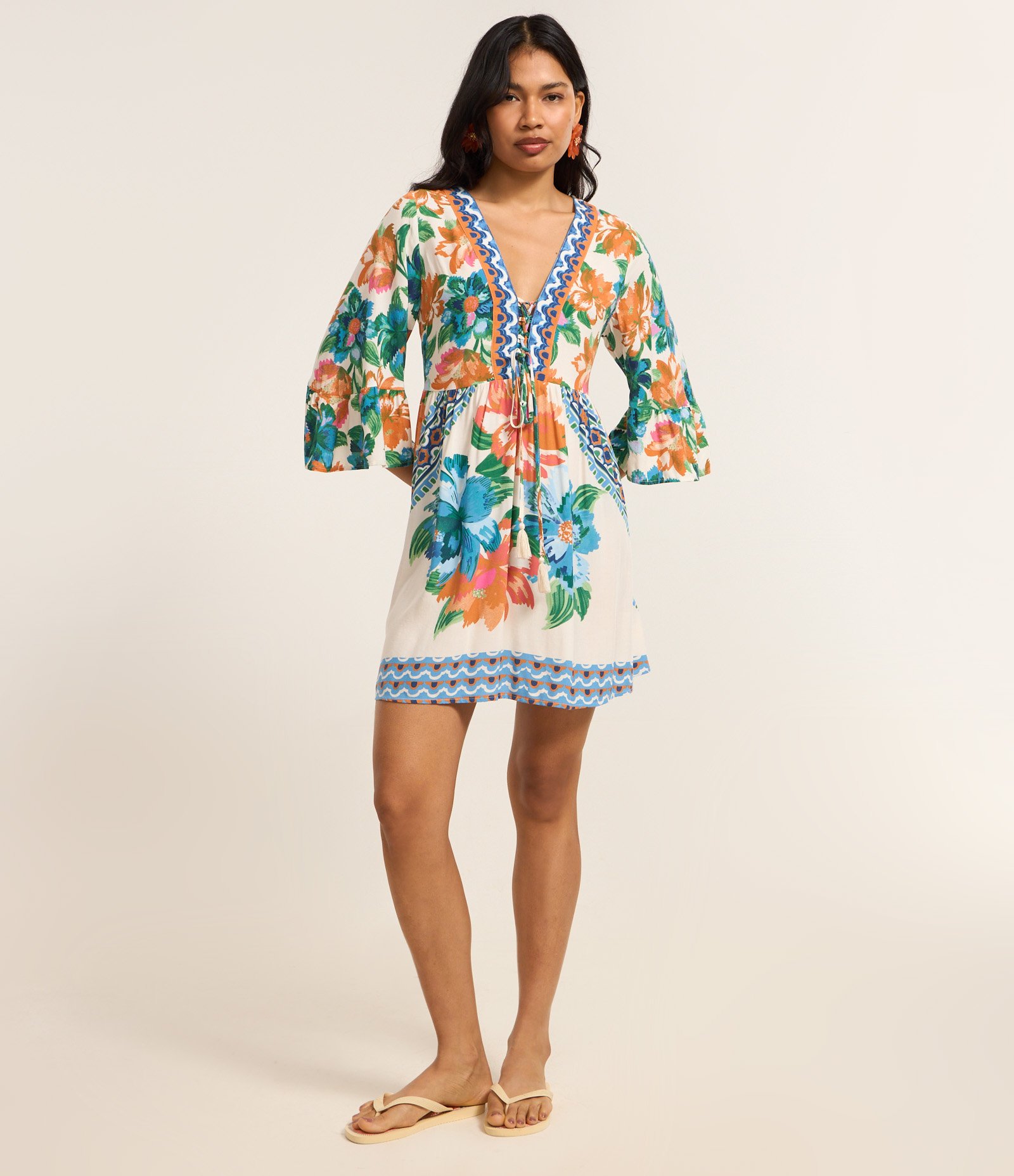 Vestido Curto Bata em Viscose com Estampa Floral e Manga 3/4 Multicores 2