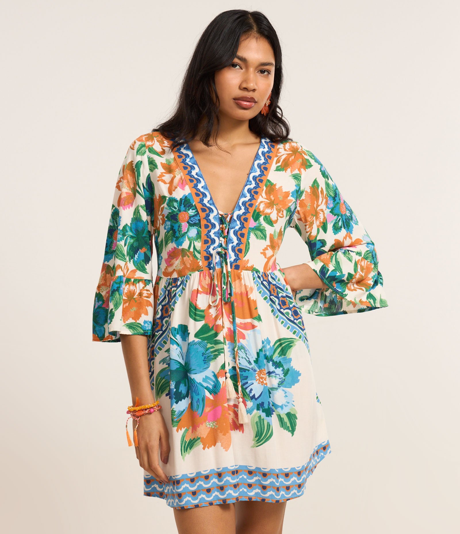 Vestido Curto Bata em Viscose com Estampa Floral e Manga 3/4 Multicores 3