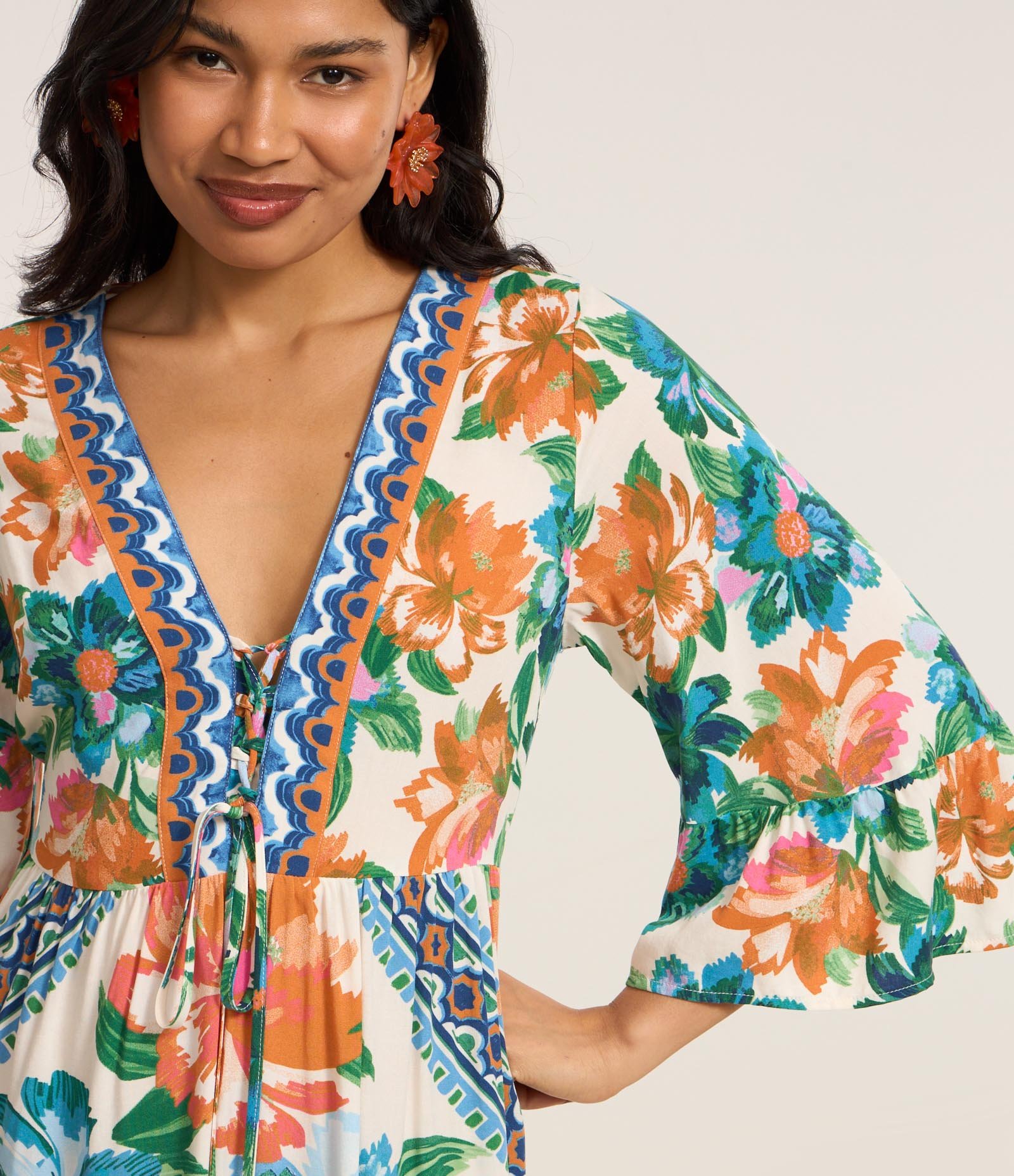 Vestido Curto Bata em Viscose com Estampa Floral e Manga 3/4 Multicores 4