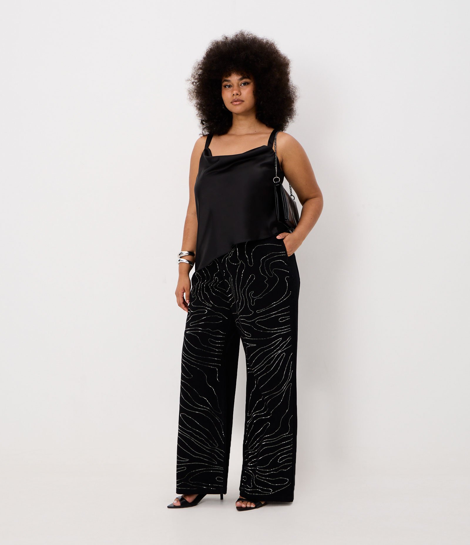 Regata em Cetim com Decote Degagê e Barra Assimétrica Curve & Plus Size Preto 2