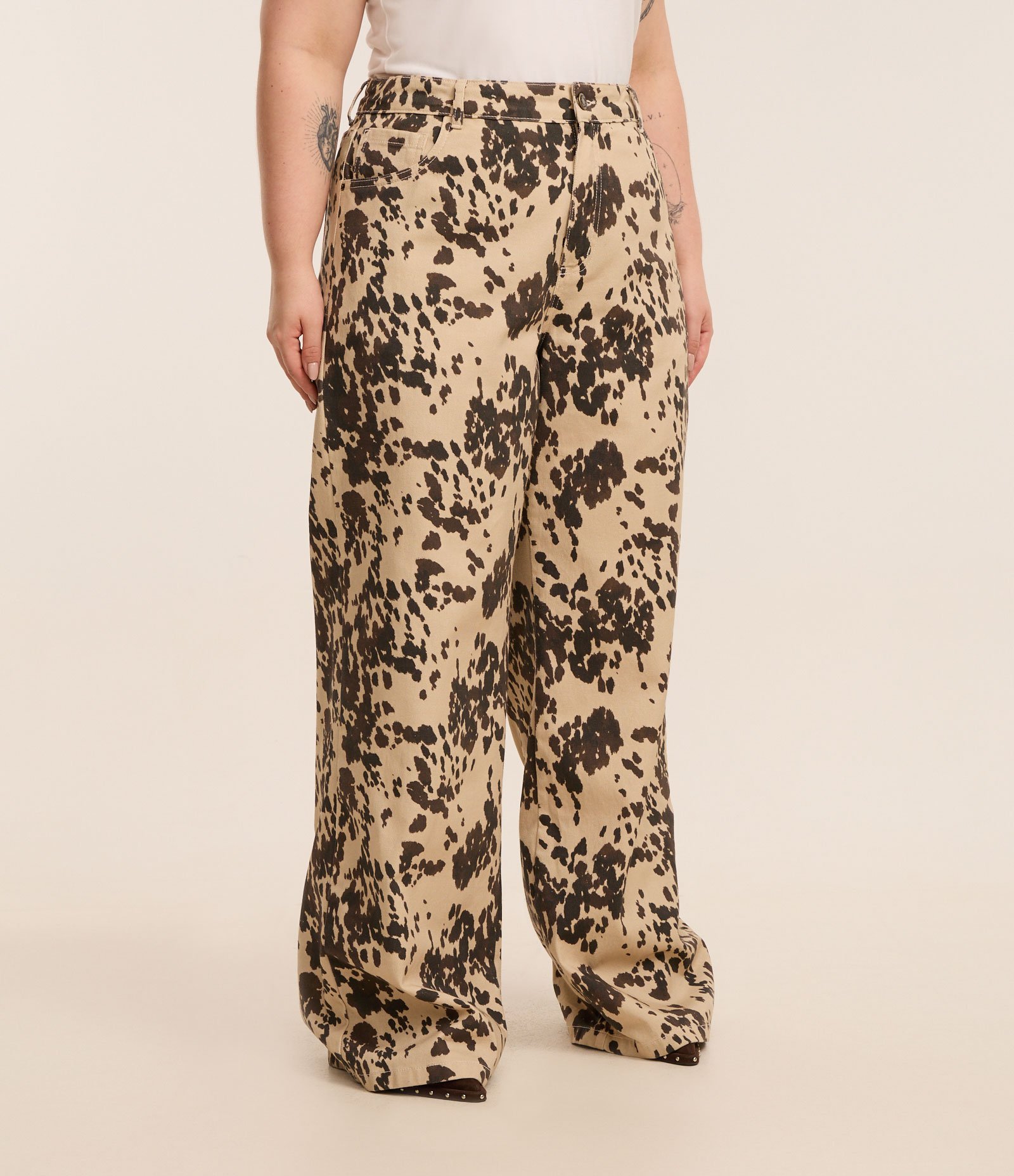 Calça Wide Leg em Sarja com Estampa de Animal Print Vaca Curve & Plus Size Bege 3