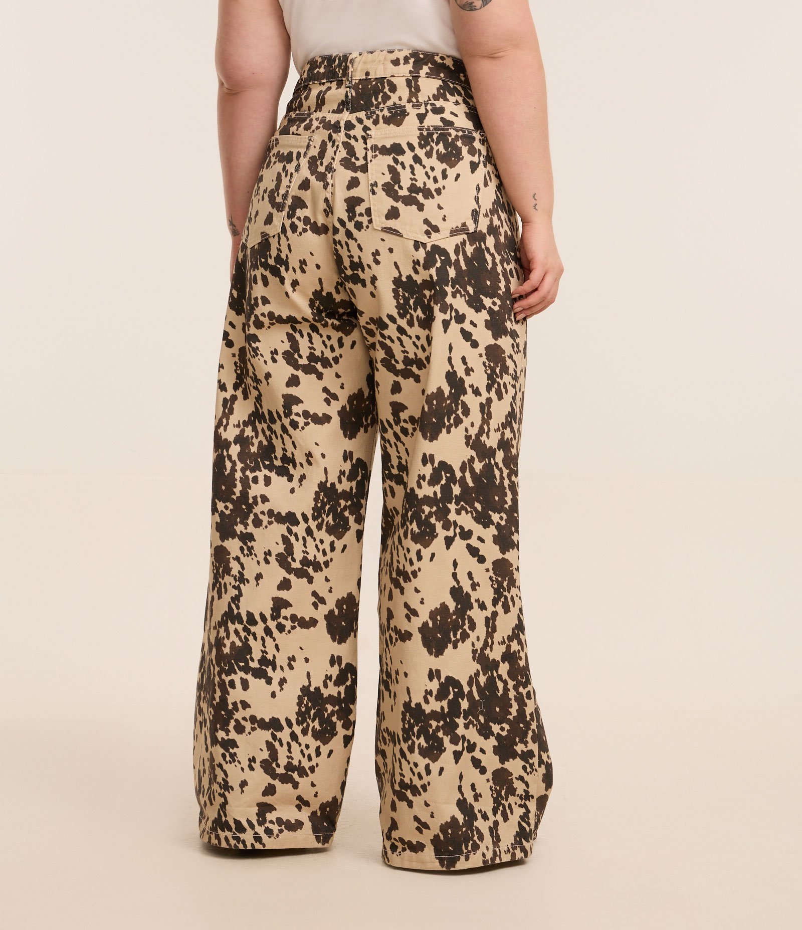 Calça Wide Leg em Sarja com Estampa de Animal Print Vaca Curve & Plus Size Bege 6