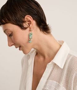 Brinco com Cascalhos e Base Metálica em Banho Dourado