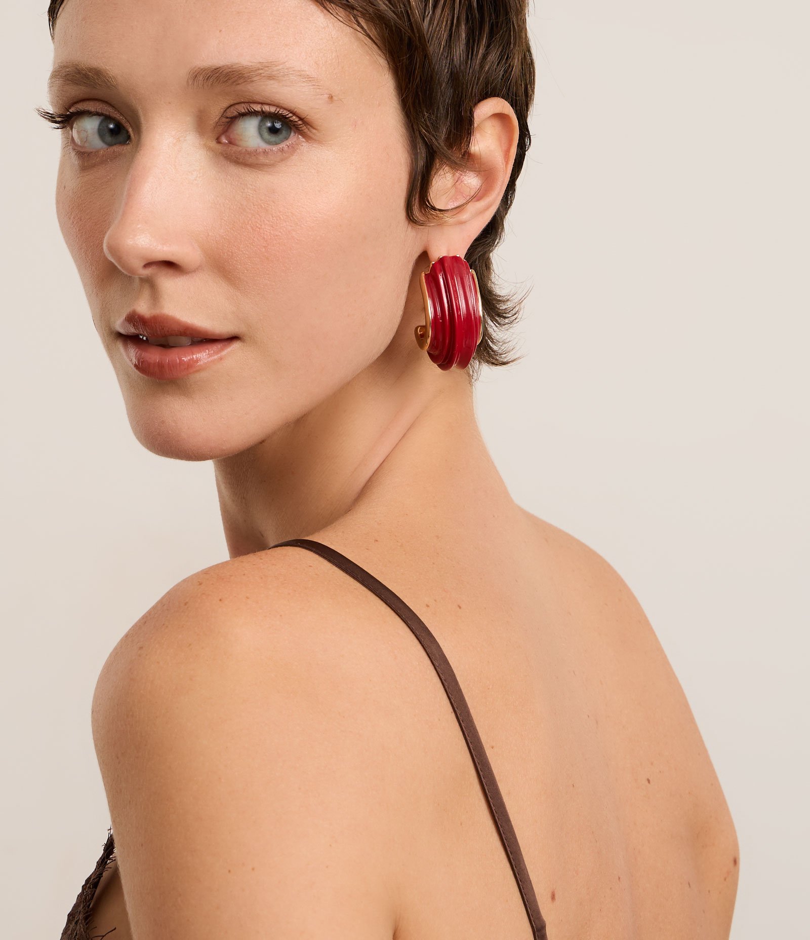 Brinco Argola em Resina com Textura Bicolor Vermelho 1