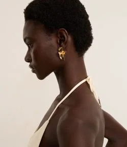 Brinco em Metal Formato Meia Flor com Esmaltado