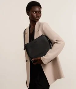 Bolsa Postman Média com Textura Embossed e Detalhe de Listras