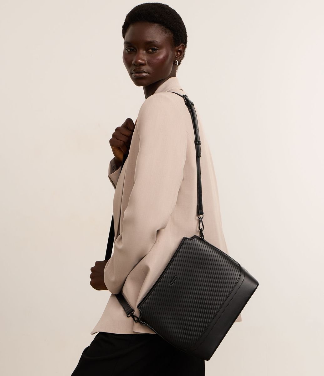 Bolsa Postman Média com Textura Embossed e Detalhe de Listras Preto