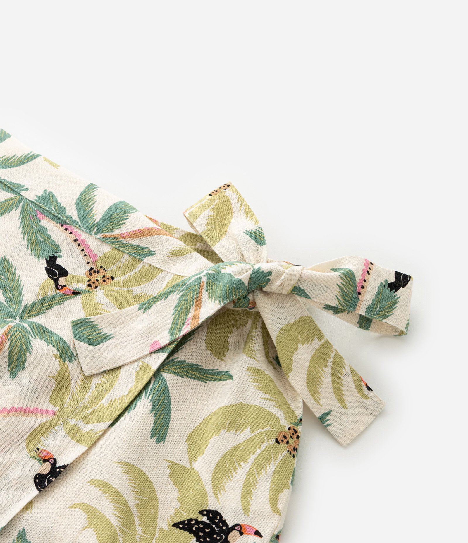 Short Saia em Viscolinho com Transpasse Frontal e Estampa Tropical Curve & Plus Size Bege 8