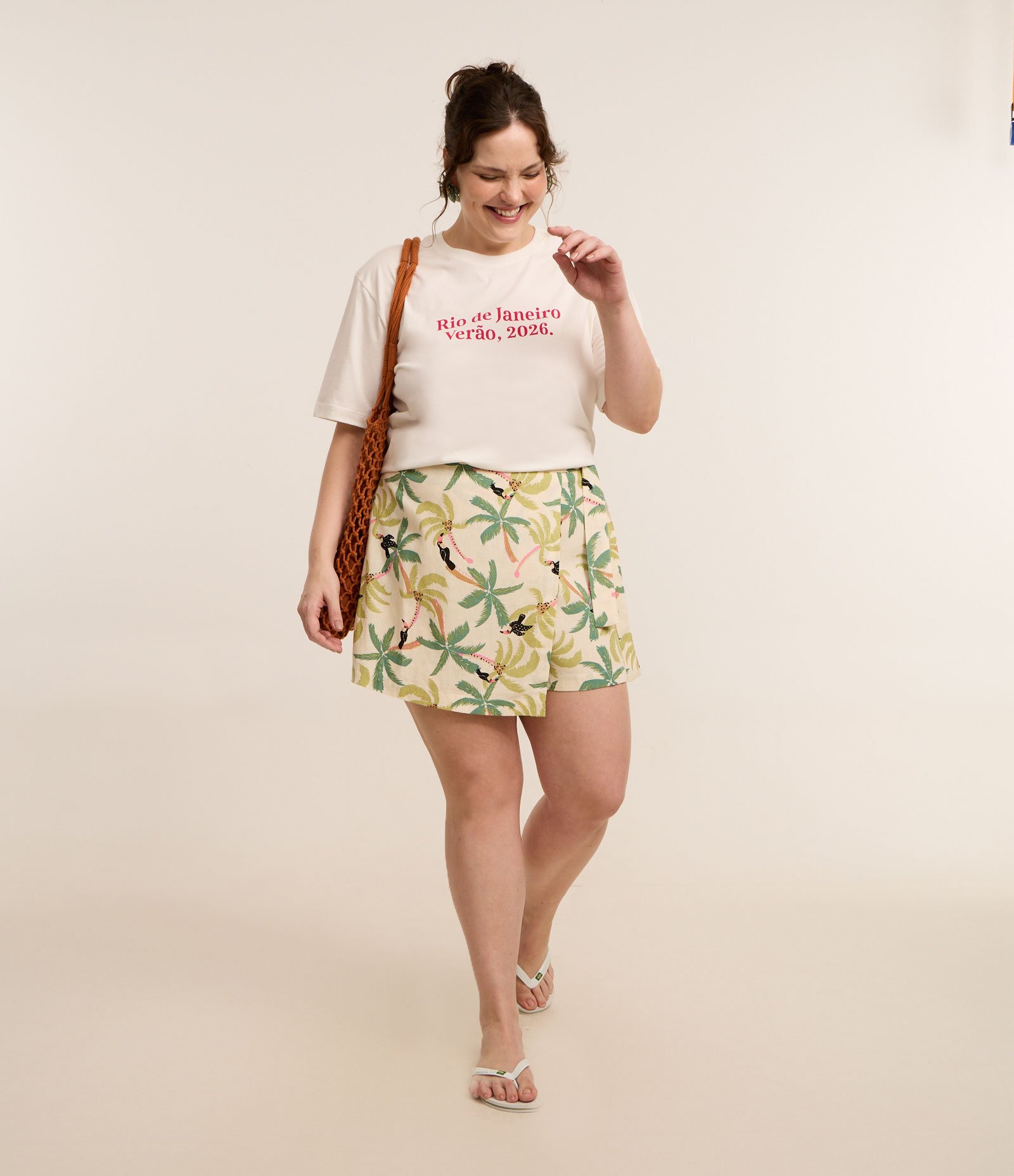 Short Saia em Viscolinho com Transpasse Frontal e Estampa Tropical Curve & Plus Size Bege 1