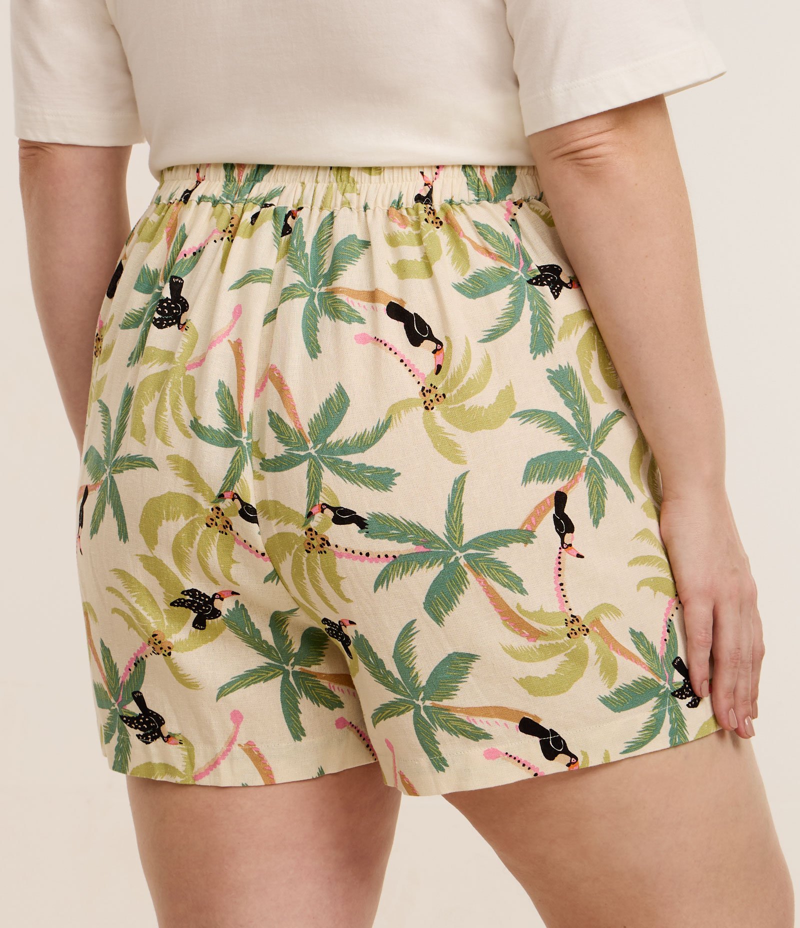 Short Saia em Viscolinho com Transpasse Frontal e Estampa Tropical Curve & Plus Size Bege 4