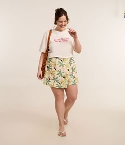 Short Saia em Viscolinho com Transpasse Frontal e Estampa Tropical Curve & Plus Size