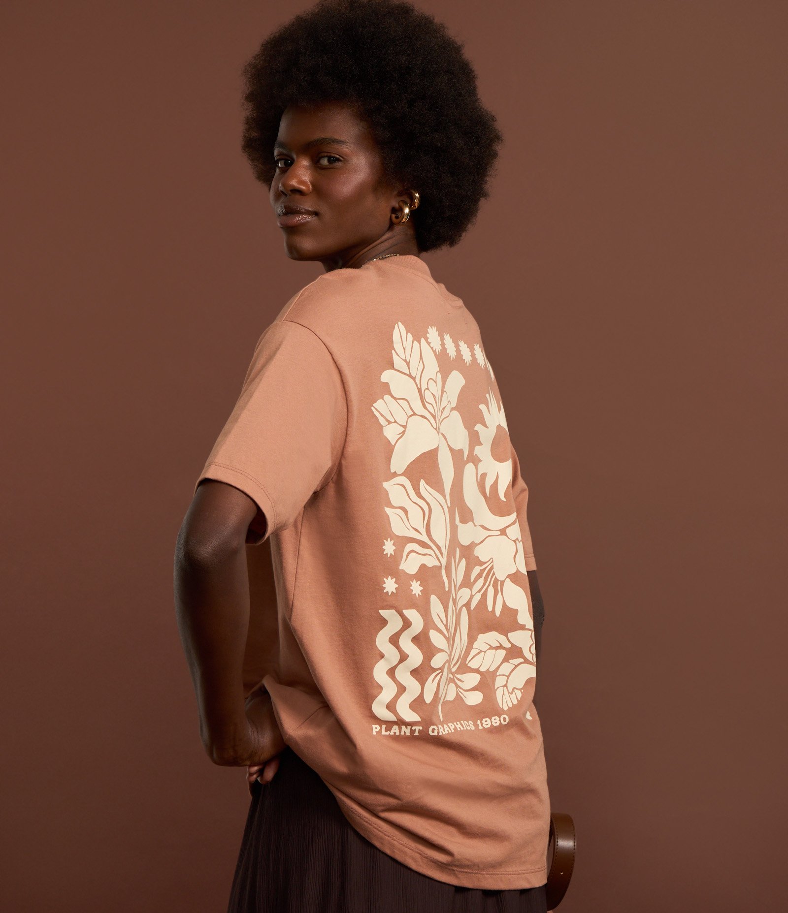 Camiseta Oversized em Algodão com Detalhe em Chenille e Estampa Botânica Marrom 5