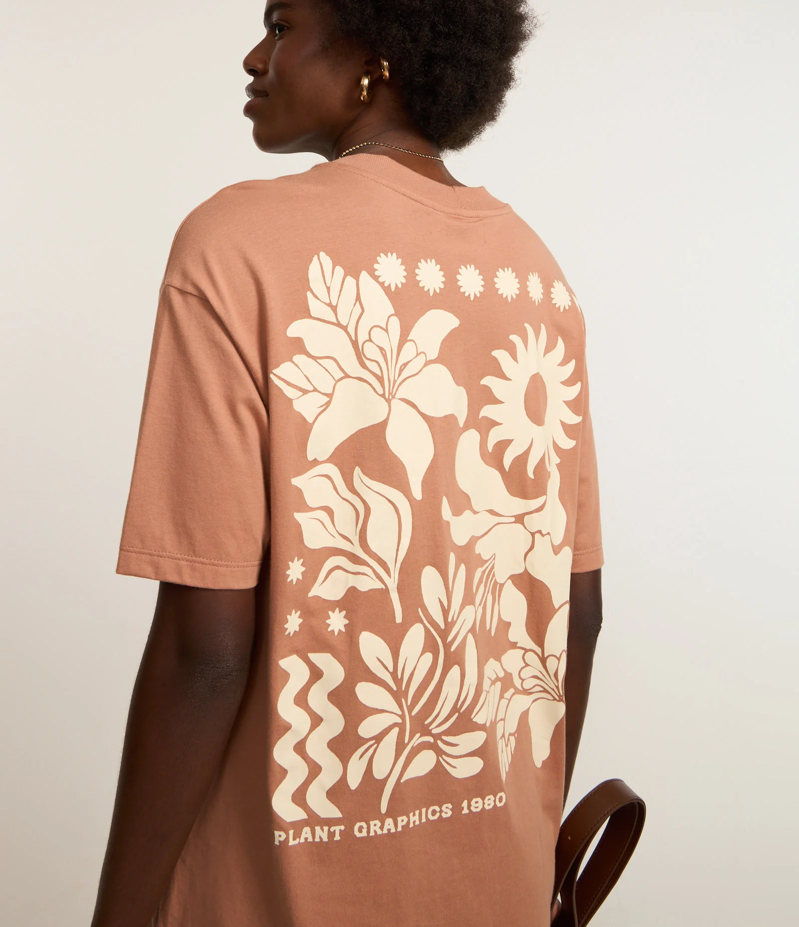 Camiseta Oversized em Algodão com Detalhe em Chenille e Estampa Botânica Marrom 1