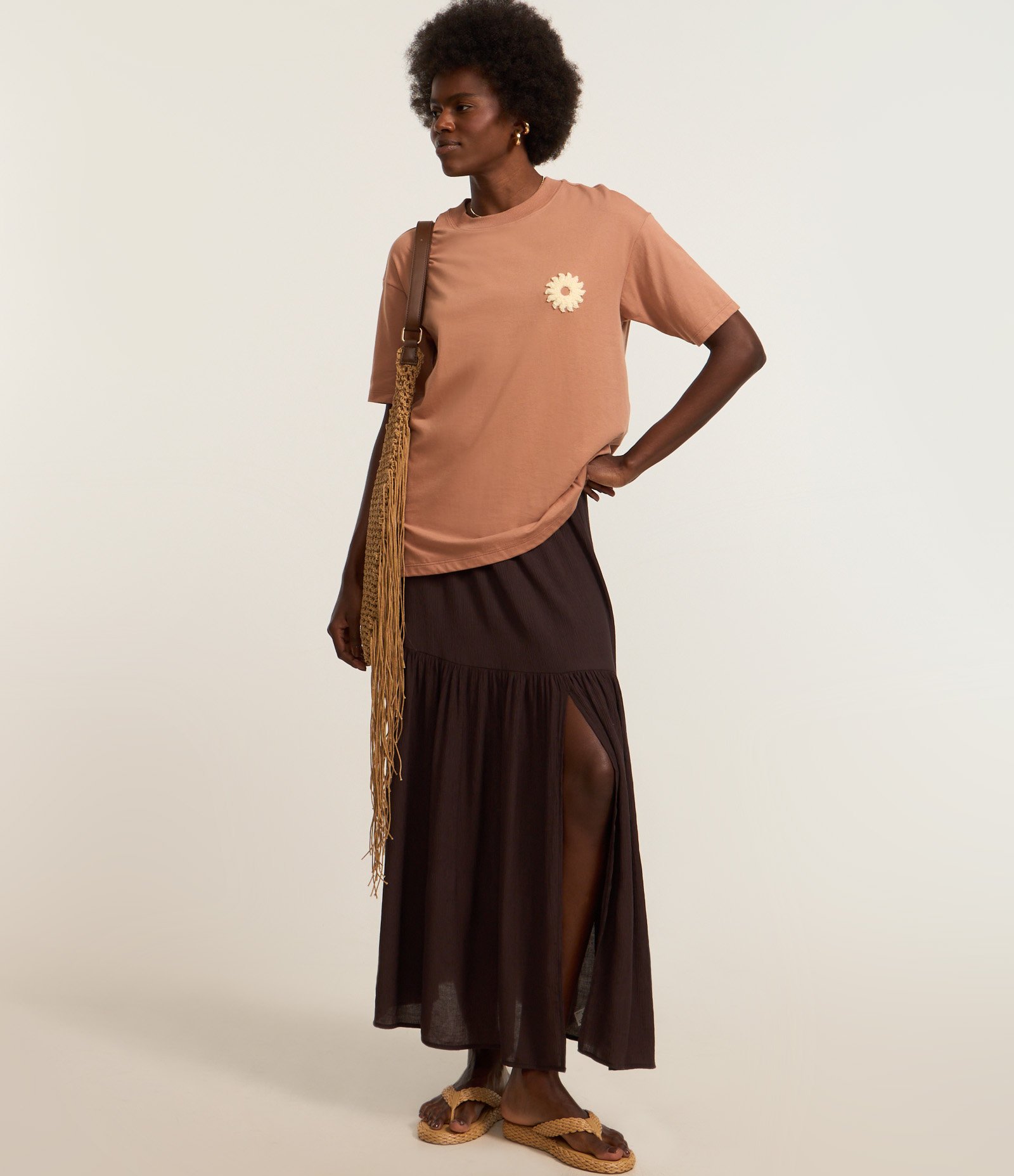 Camiseta Oversized em Algodão com Detalhe em Chenille e Estampa Botânica Marrom 2