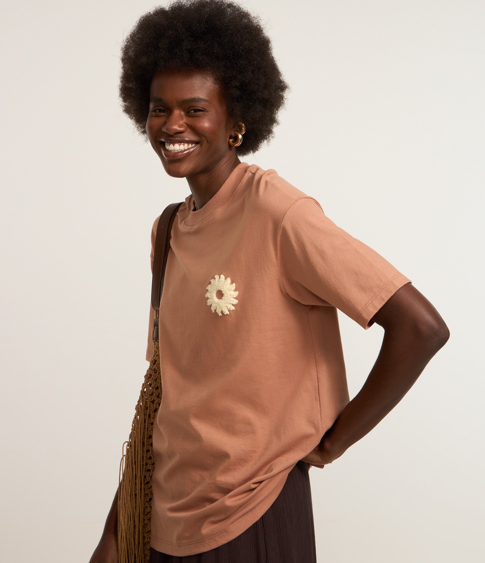 Camiseta Oversized em Algodão com Detalhe em Chenille e Estampa Botânica Marrom 3