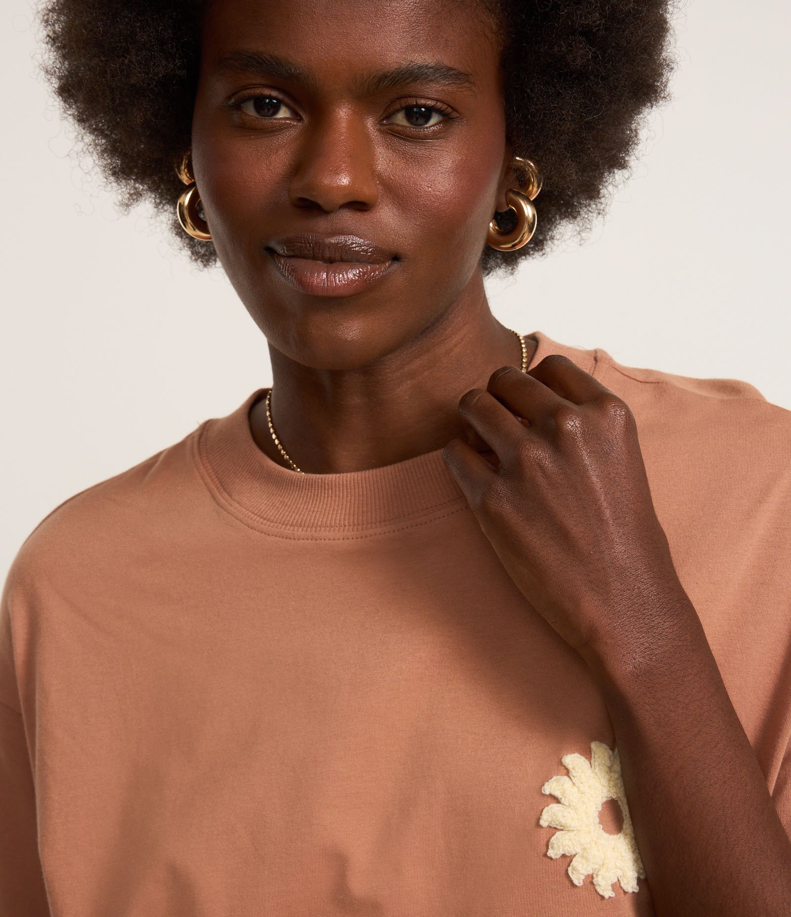 Camiseta Oversized em Algodão com Detalhe em Chenille e Estampa Botânica Marrom 4