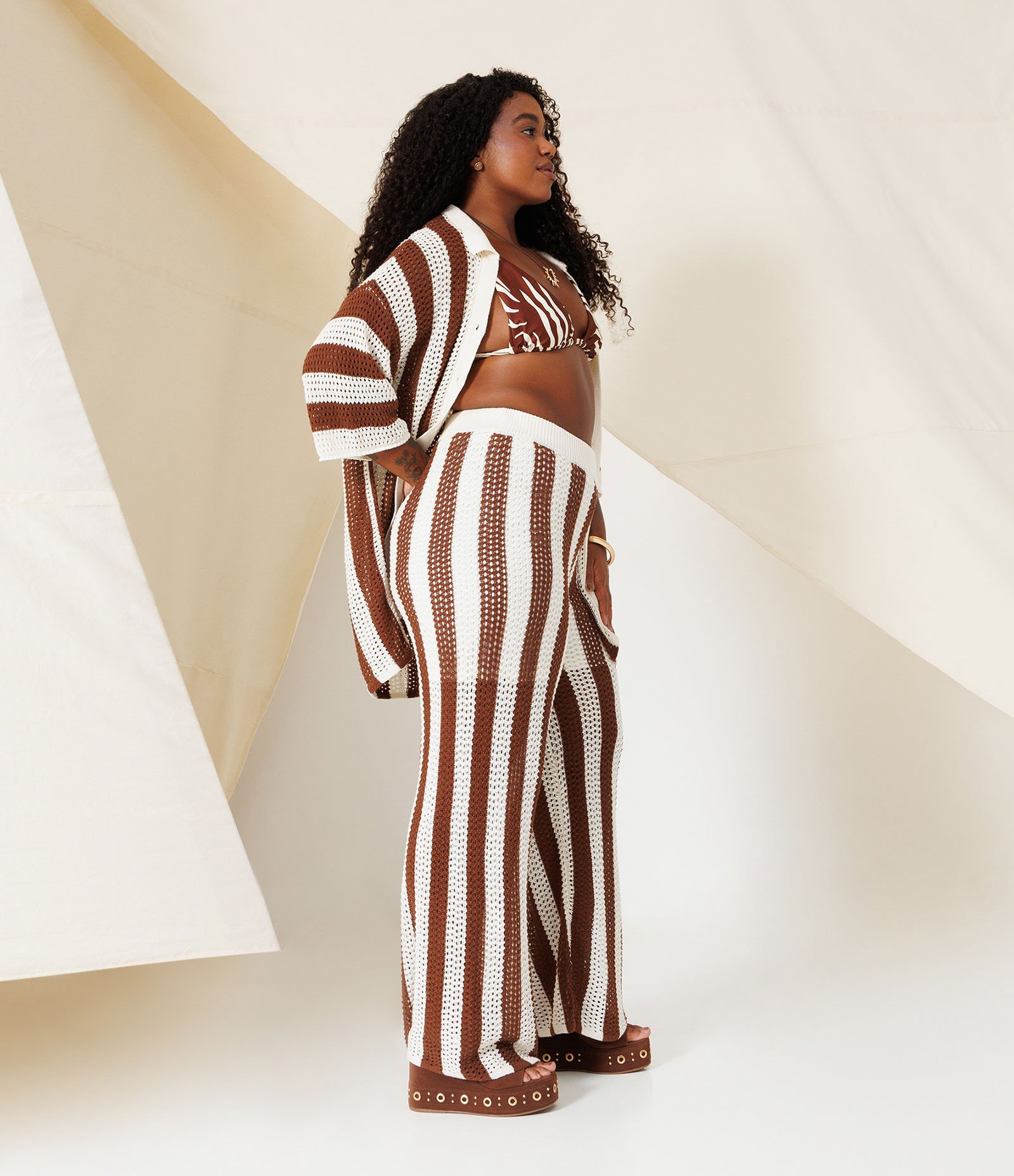 Calça Pantalona em Tricô Listrada Curve & Plus Size Off White/Marrom 3