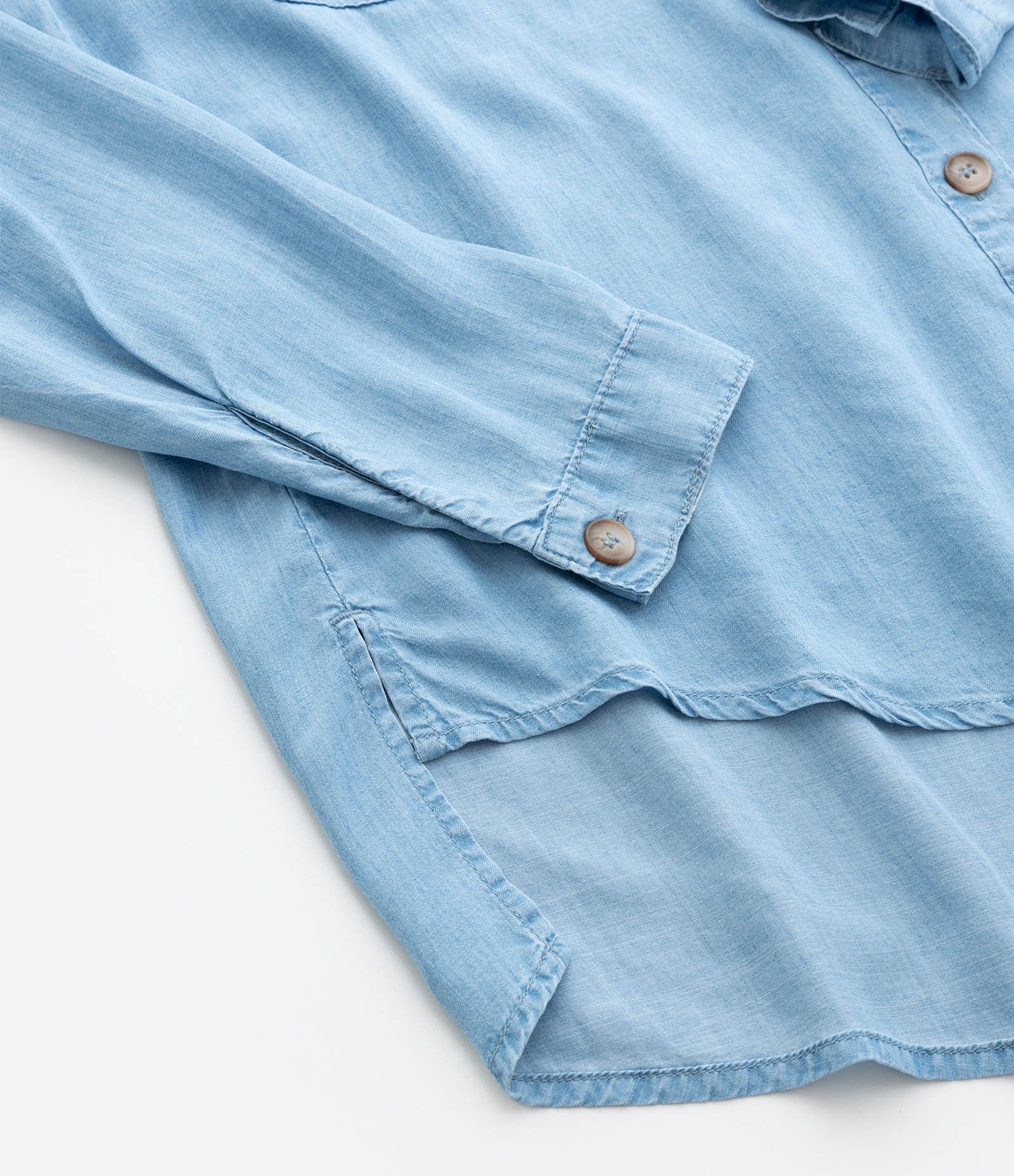 Camisa em Jeans com Bolsos Frontais Curve & Plus Size Claro 6