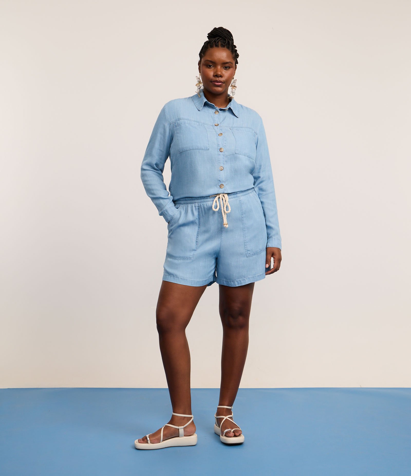 Camisa em Jeans com Bolsos Frontais Curve & Plus Size Claro 2