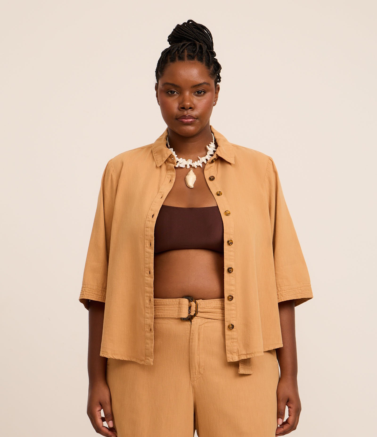 Camisa em Sarja com Pespontos e Barra Larga Curve & Plus Size Caramelo 1