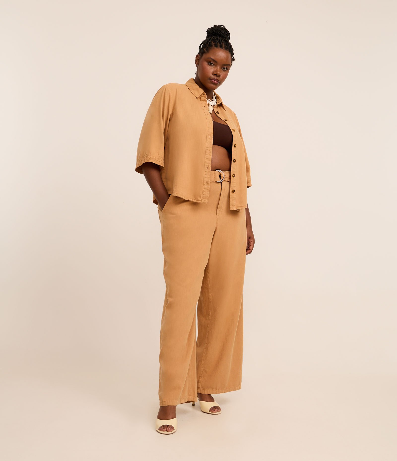 Camisa em Sarja com Pespontos e Barra Larga Curve & Plus Size Caramelo 2