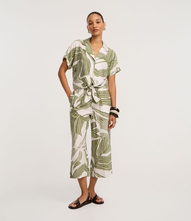 Calça Pantacourt em Viscose com Estampa Folhagem