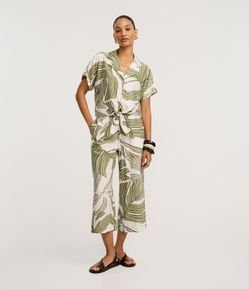 Calça Pantacourt em Viscose com Estampa Folhagem
