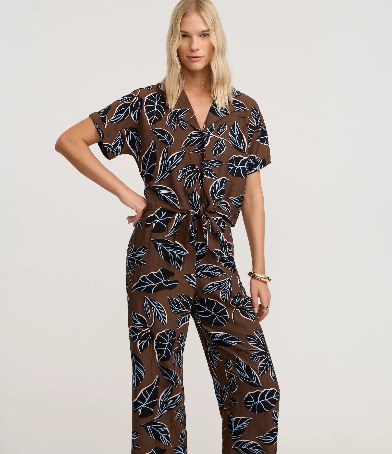 Calça Pantacourt em Viscose com Estampa Folhagem Marrom 1