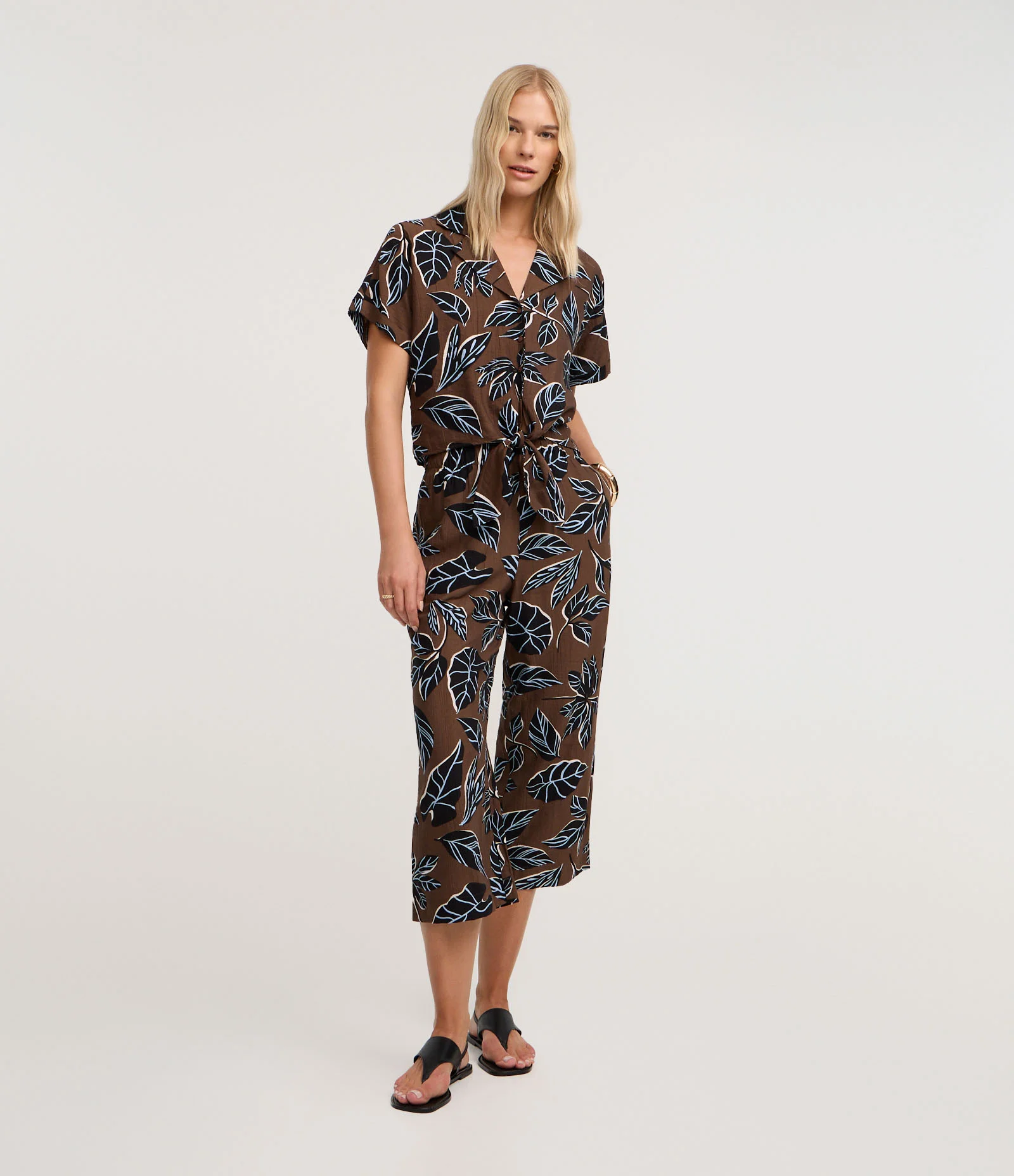 Calça Pantacourt em Viscose com Estampa Folhagem Marrom 2