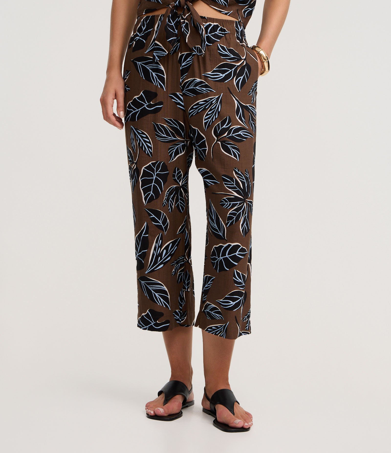 Calça Pantacourt em Viscose com Estampa Folhagem Marrom 3