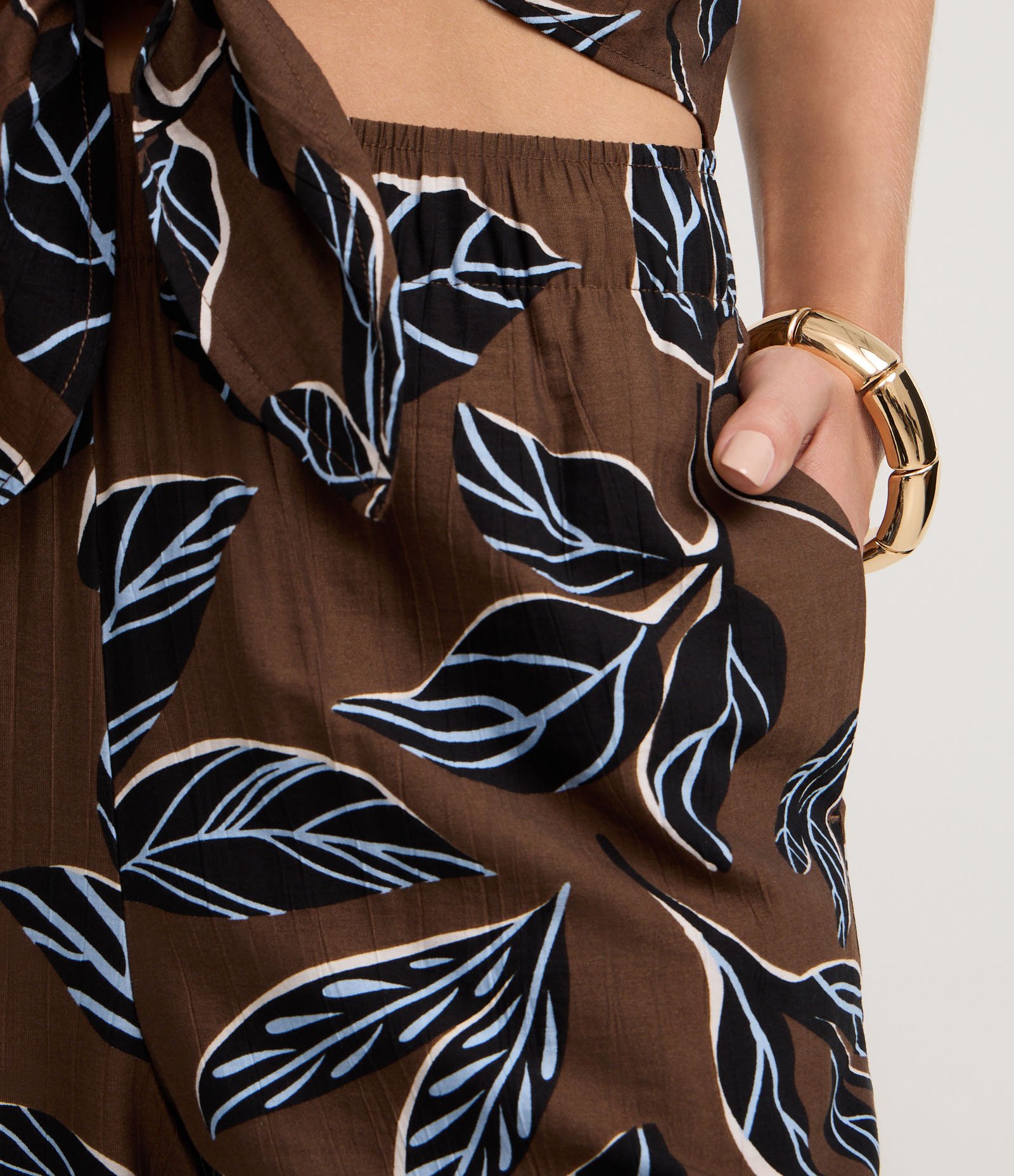 Calça Pantacourt em Viscose com Estampa Folhagem Marrom 4