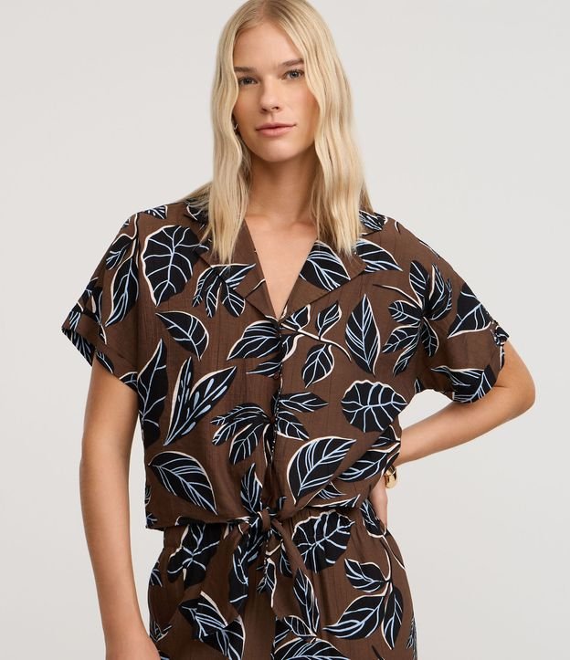 Camisa em Viscose com Gola Polo e Estampa Folhagem