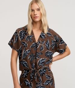 Camisa em Viscose com Gola Polo e Estampa Folhagem
